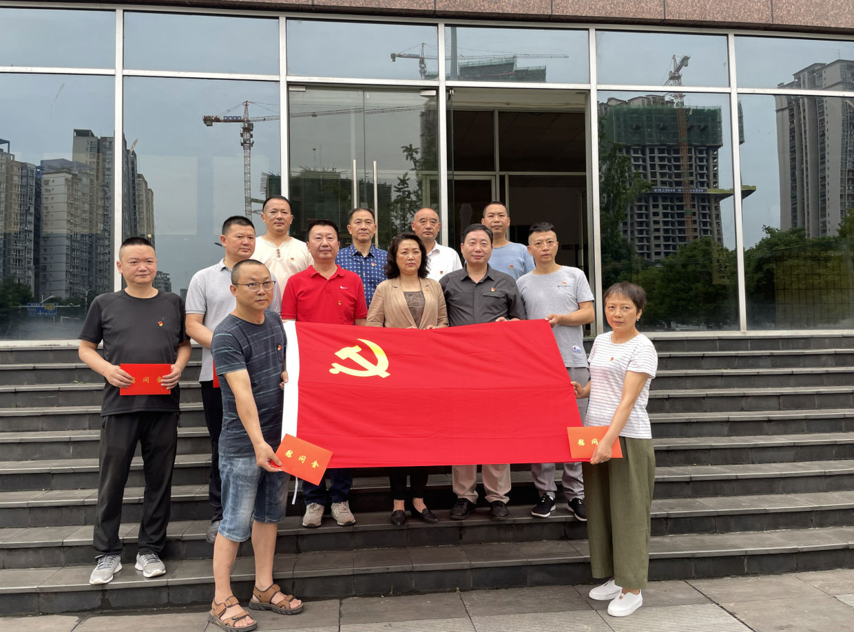 建黨百年送關(guān)懷 七一慰問(wèn)暖人心 ——市鐵路集團(tuán)黨委組織開展“七一”前夕走訪慰問(wèn)生活困難黨員活動(dòng).png